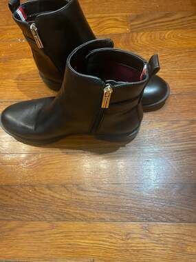 New Tommy Hilfiger Women's Beliah Leather Monogram Ankle Booties Size 7.5